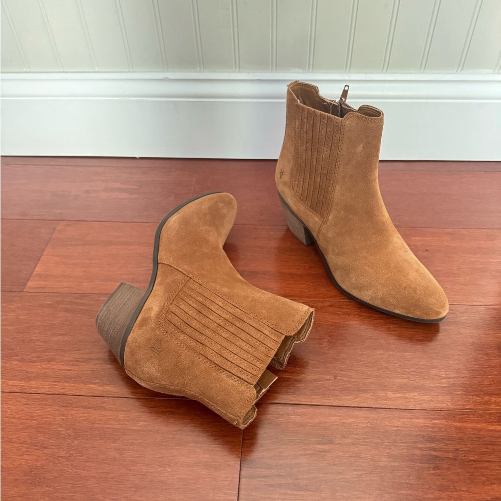 Frye Women Sandra Chelsea Block Heel Western Boots Cognac Suede Leather  Size 8